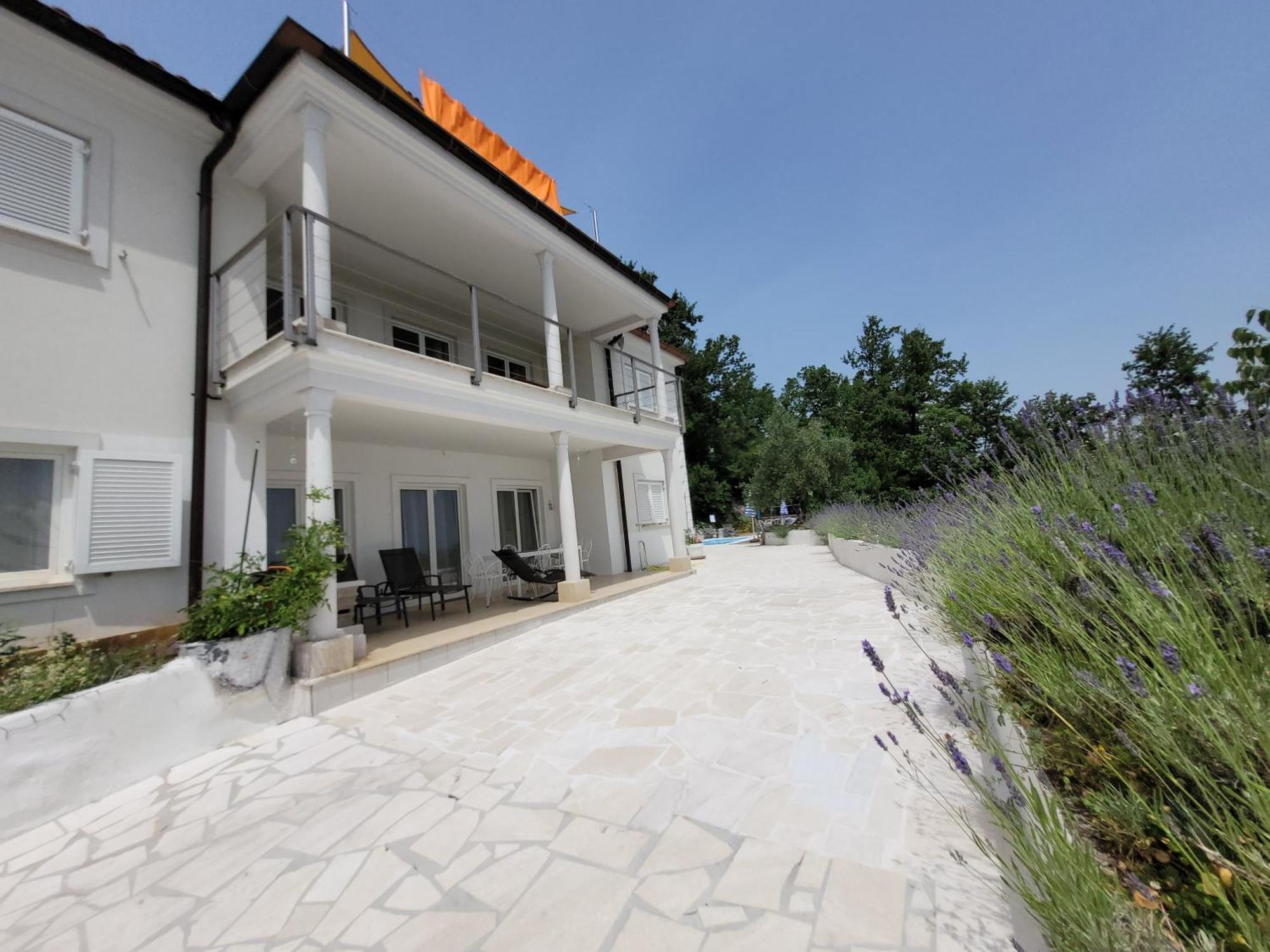 Apartments Chiara Mit Meerblick Und Pool Und Jacuzzi Lovran Exterior foto